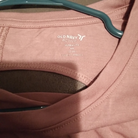 Old Navy 4X active wear crop tee - Picture 3 of 9